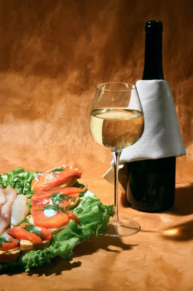 Stilleven met witte wijn en vis — Stockfoto