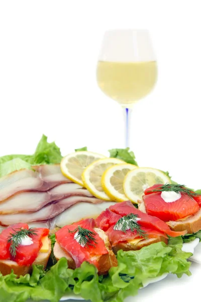 Balık ve bir bardak beyaz şarap — Stok fotoğraf