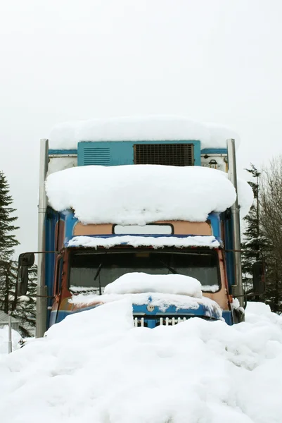Karda kamyon — Stok fotoğraf