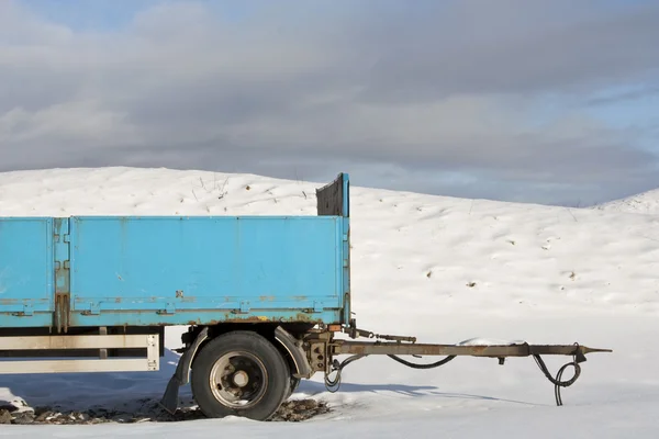 Rimorchio blu nella neve — Foto Stock