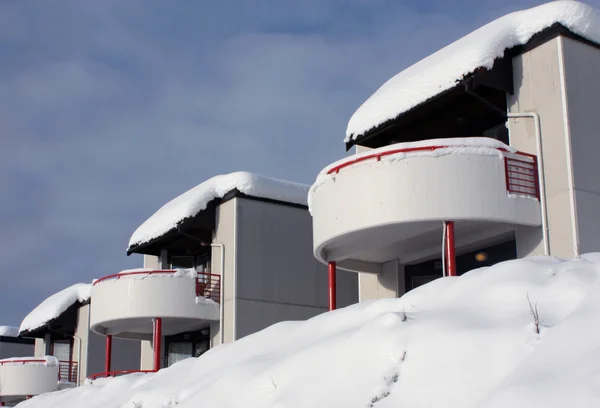 Casas modernas en la nieve —  Fotos de Stock