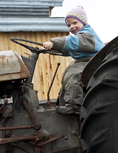 Ребёнок на тракторе — стоковое фото