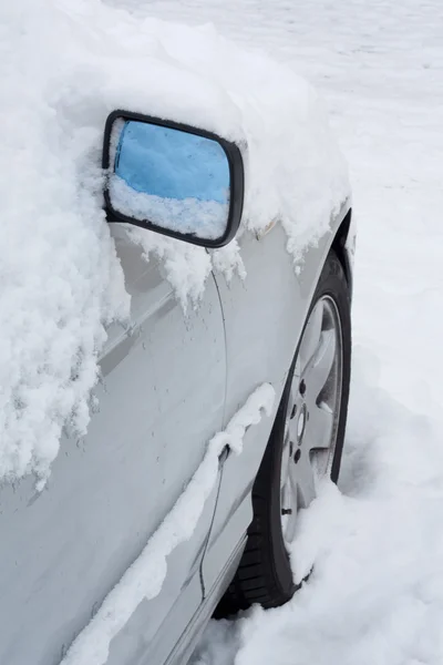 Carro coberto de neve — Fotografia de Stock