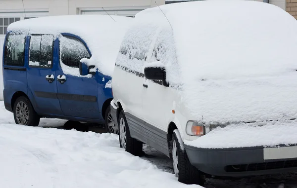 Śnieg objęte samochody — Zdjęcie stockowe