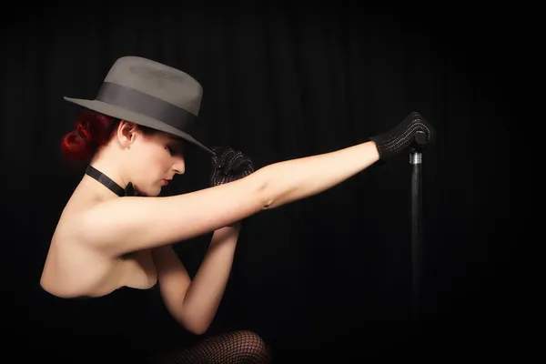 Cabaret sexy dame in het zwart Stockfoto