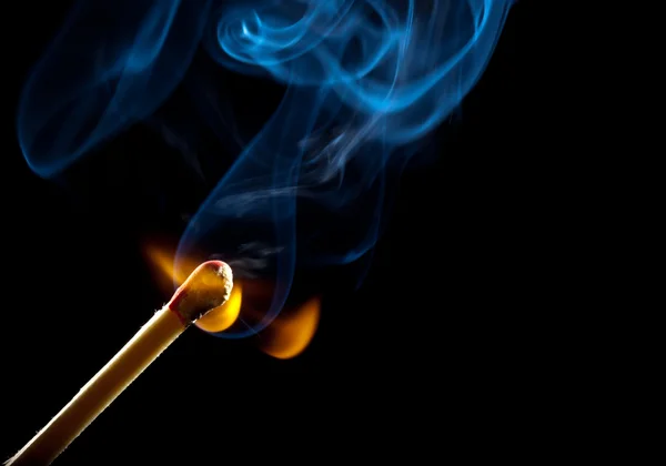 煙との試合の点火 — ストック写真