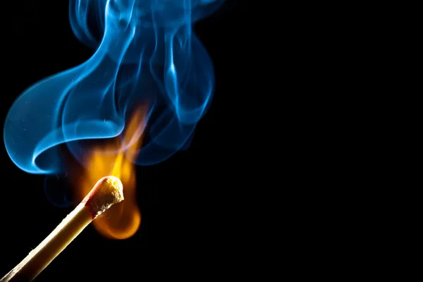 Zündung von Streichholz mit Rauch — Stockfoto