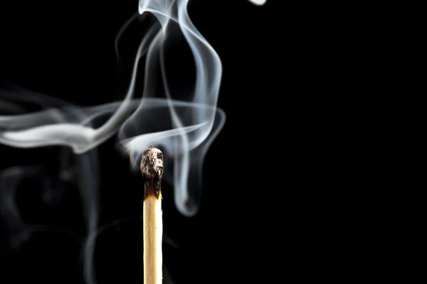 Fumo da un fiammifero appena spento — Foto Stock