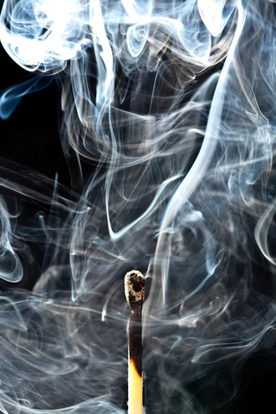 Kouř ze zápalky, která právě zhasla — Stock fotografie