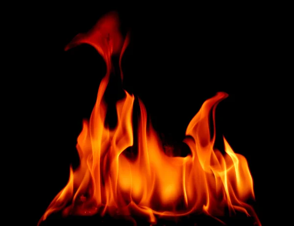 Vuur tegen een zwarte achtergrond — Stockfoto