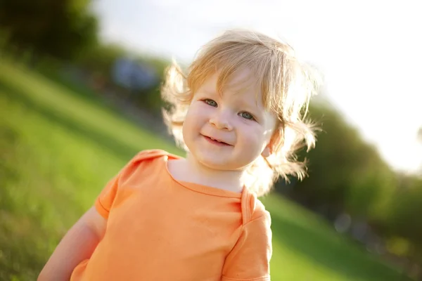 Glad liten pojke — Stockfoto