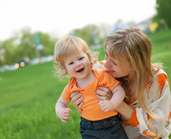 Mãe feliz e seu filho pequeno ao ar livre sessão — Fotografia de Stock