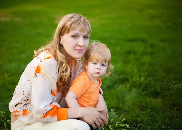Feliz madre y su pequeño hijo al aire libre sesión —  Fotos de Stock