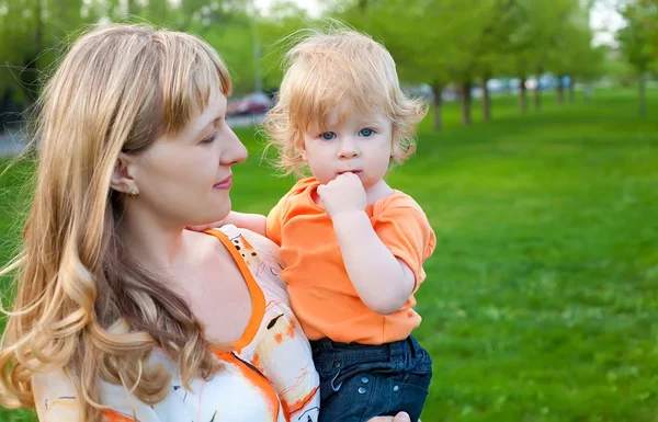Glad mamma och hennes lille son utomhus session — Stockfoto