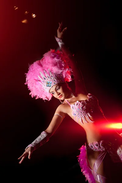 Bailarina de cabaret sobre fondo oscuro — Foto de Stock