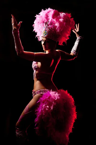 Bailarina de cabaret sobre fondo oscuro —  Fotos de Stock