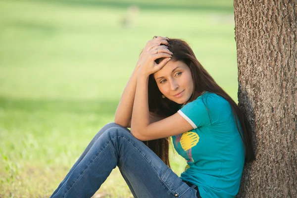 Portret Młodej Dziewczyny Trawnik — Zdjęcie stockowe