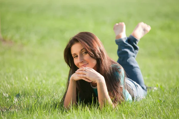 Retrato da menina em um gramado . — Fotografia de Stock