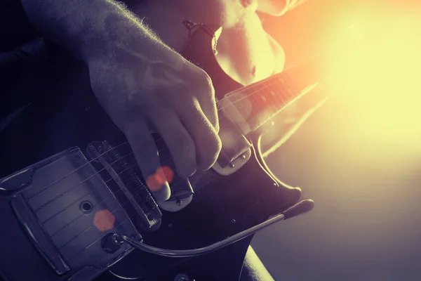 Mężczyzna Gra Gitarze Elektrycznej Czarno Żółty — Zdjęcie stockowe