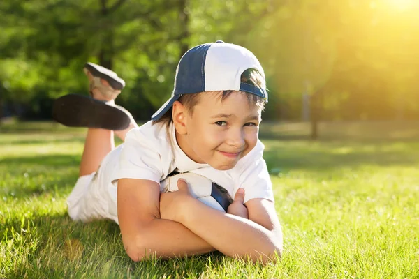 Χαριτωμένο μικρό αγόρι με μια μπάλα στο όμορφο πάρκο στη φύση; — Φωτογραφία Αρχείου