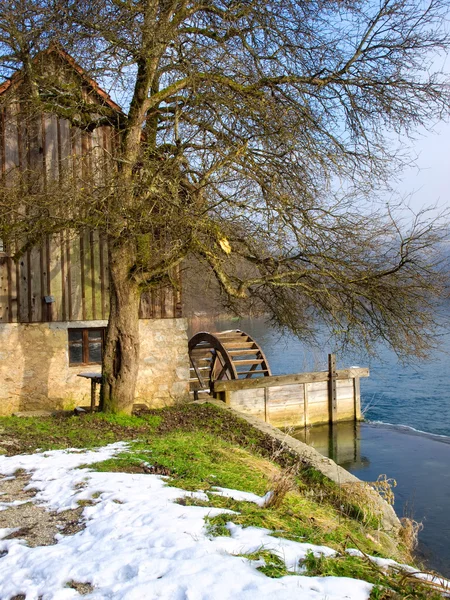 クロアチアの Mreznica として知られている山の川古い水車小屋 — ストック写真