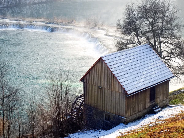 Alte Wassermühle Gebirgsfluss Bekannt Als Mreznica Kroatien — Stockfoto