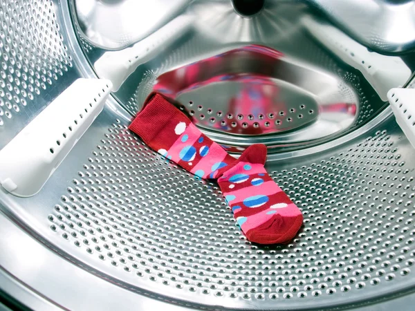 Não Esqueça Meia Vermelha Colorida Uma Máquina Lavar Roupa — Fotografia de Stock