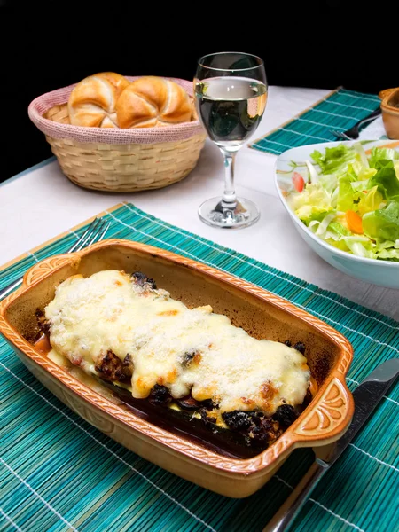 Lasagna Rengeteg Sajt Asztalra Készen Ebéd — стокове фото