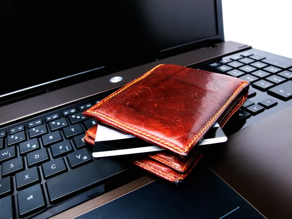 Konzeptionelle Ansicht Des Online Einkaufs Mit Kreditkarte Geldbörse Und Laptop — Stockfoto