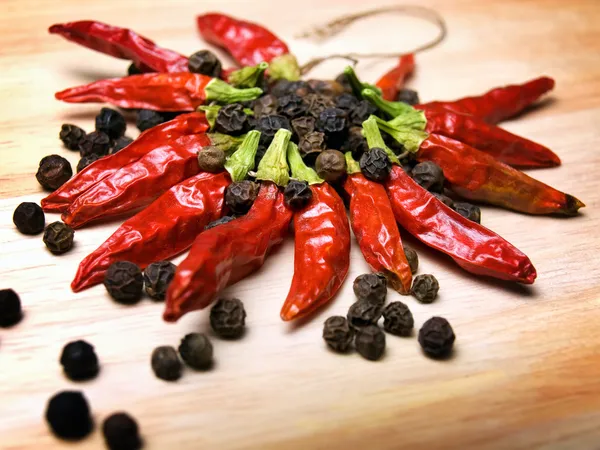 Två Heta Kryddor Chili Och Peppar Trä Bakgrund — Stockfoto