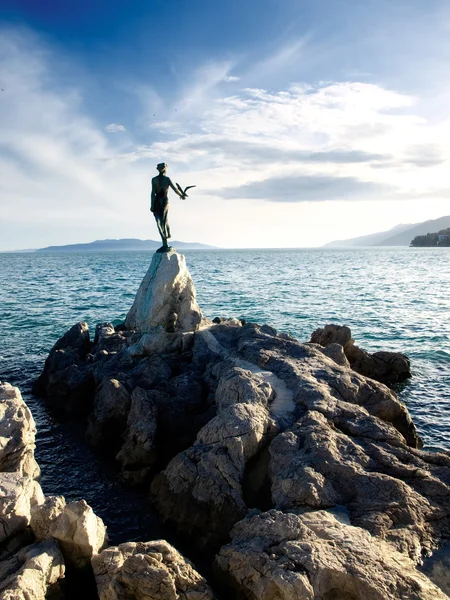 アドリア海の海岸の歴史的なこの像はクロアチアの観光の町オパティヤのシンボル — ストック写真