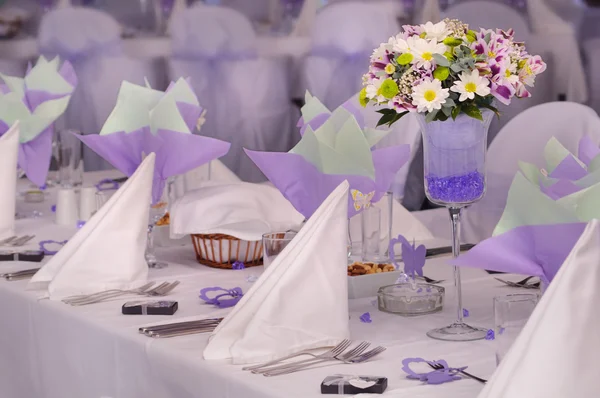 Фиолетовые Свадебные Столы Ресторане — стоковое фото