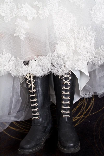 Eine Braut Ihrem Hochzeitskleid Mit Stiefeln Stockbild
