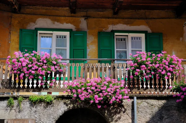Clored balcon in Predazzo — Stockfoto