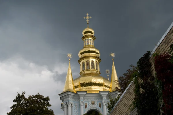 Ortodoxní churh na území kiyv Kyjevskopečerská lávra — Stock fotografie