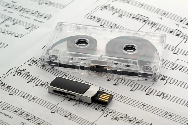 Memory stick and cassette tape — Stock Photo, Image