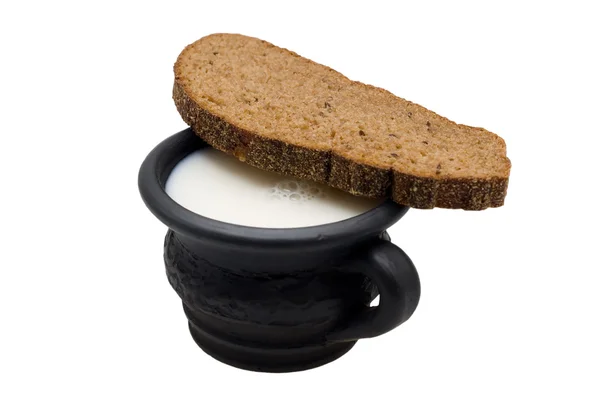 Süt Kupası ve kimyon ile çavdar ekmeği — Stok fotoğraf
