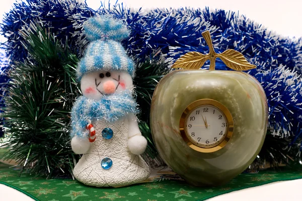 Reloj de escritorio y muñeco de nieve — Foto de Stock