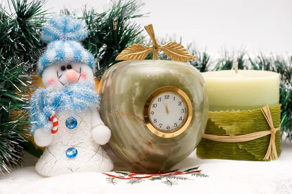 Horloge de bureau, bougie et bonhomme de neige — Photo