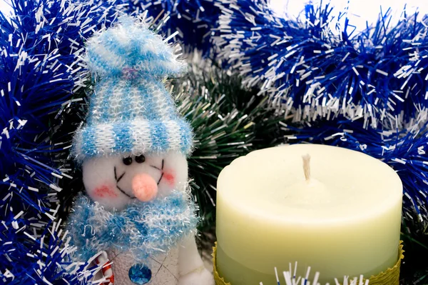 Svíčka a sněhulák — Stock fotografie