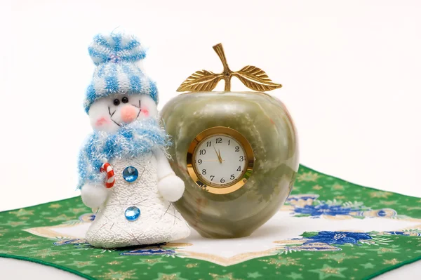 Снеговик и часы — стоковое фото