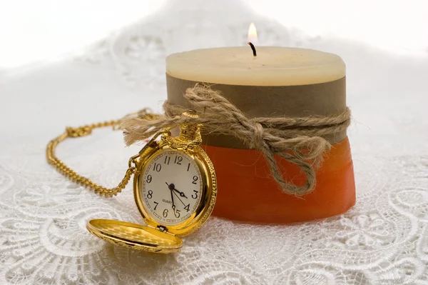 Svíčka a hodinky — Stock fotografie
