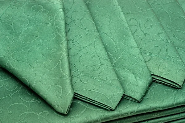Toalha de mesa verde e guardanapo — Fotografia de Stock