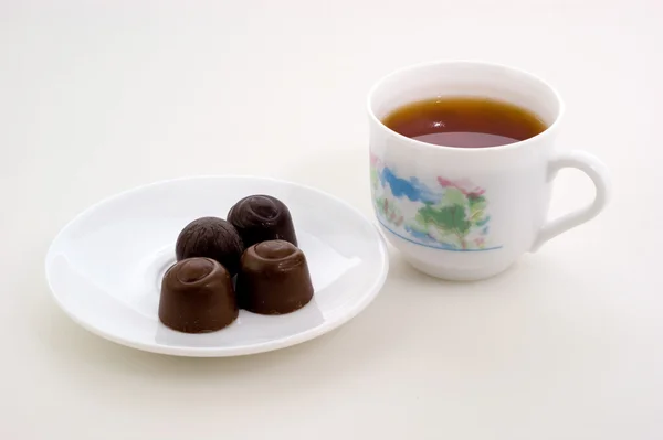 Siyah çay ve çikolata şekerleme — Stok fotoğraf