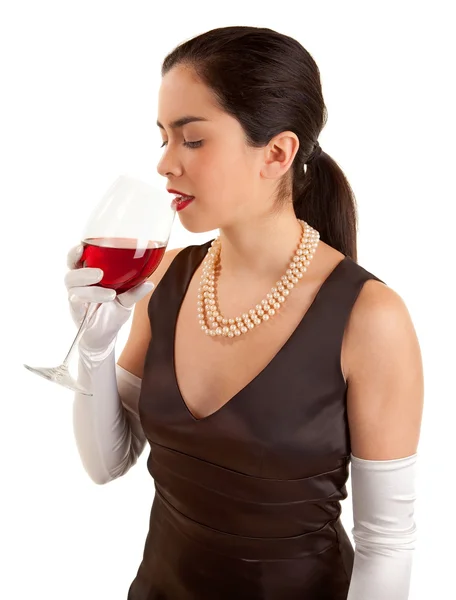 Frau trinkt Rotwein lizenzfreie Stockfotos