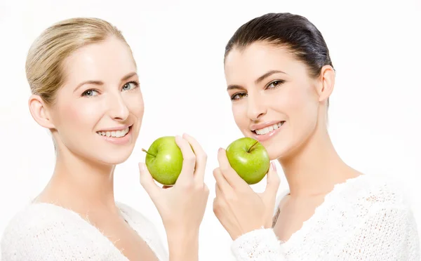 Två leende kvinnor med äpplen — Stockfoto