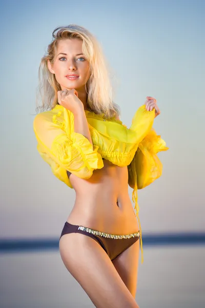 Underbar blondin på stranden — Stockfoto
