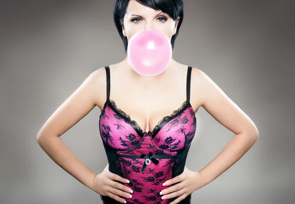 Morena sexy com bubblegum — Fotografia de Stock