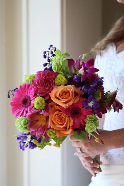Nevěsta s květinami — Stock fotografie