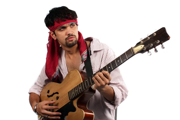 Tyylikäs intialainen kitaristi — kuvapankkivalokuva
